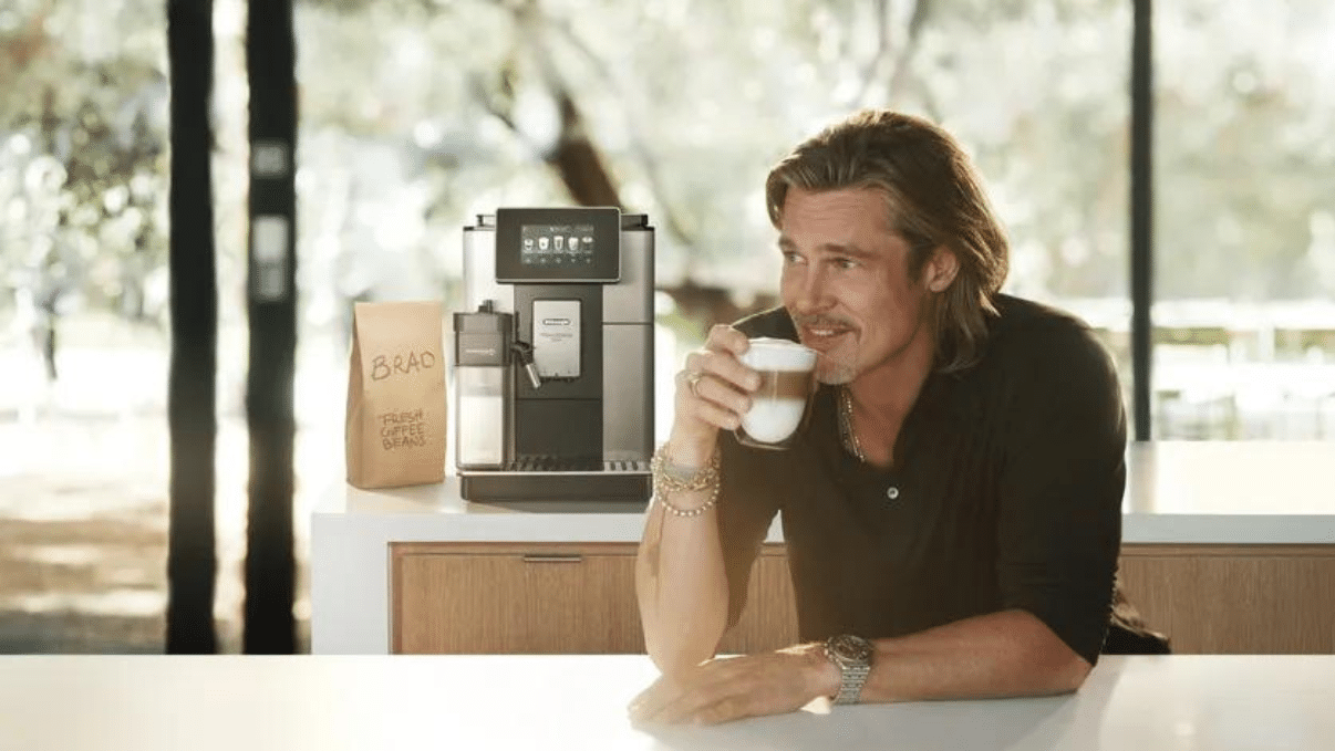 Brad Pitt boit un café avec sa machine à café